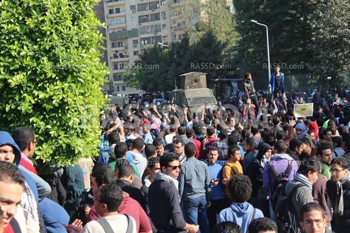 طلاب جامعة القاهرة فى ميدان النهضة تنديدا باقتحام الأزهر