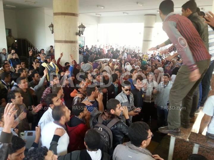 تظاهرة بجامعة كفر الشيخ تنديدا باقتحام جامعة الأزهر