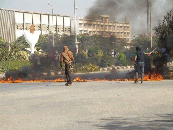 الأمن يقتحم جامعة المنيا والطلاب يقطعون طريق الحرم لمنع وصوله