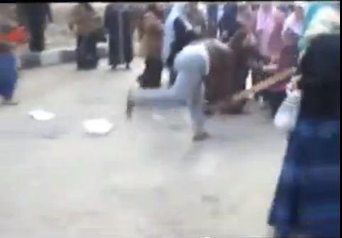 فيديو..أمن”الأزهر”يعتدي بلوح خشبي به مسامير على رؤوس الطالبات