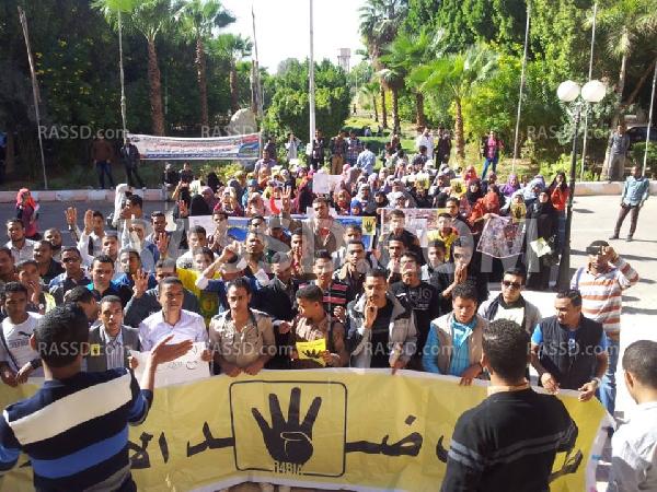 مسيرة طلابية رافضة للانقلاب بجامعة جنوب الوادي بقنا