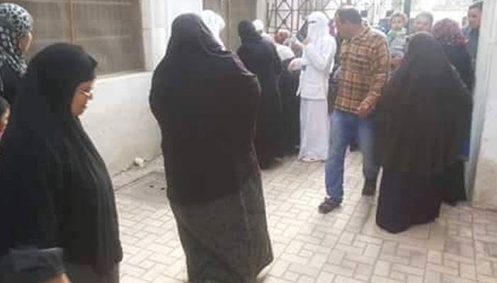 بالصور.. سيدة تلد طفلها أمام أبواب مستشفى الدلنجات المغلق