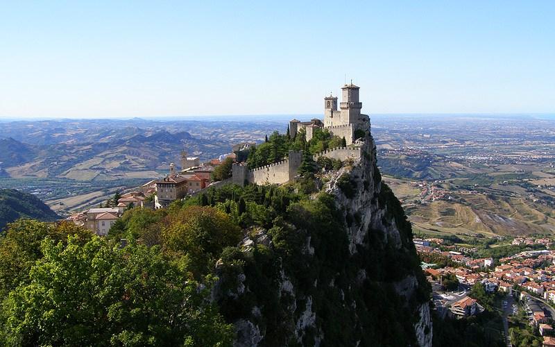 دول يحكمها أكثر من حاكم  واحد – أحمد سامي بدر