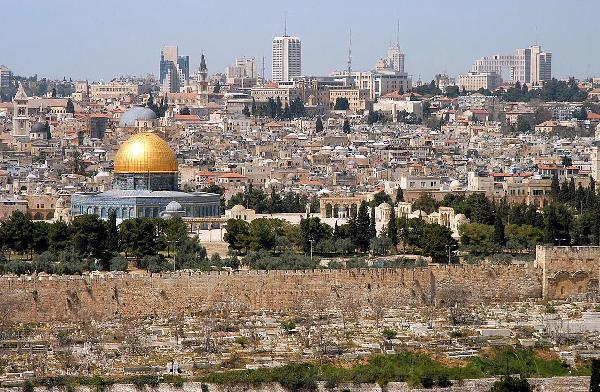 مستوطن يطعن شابا فلسطينيا في القدس