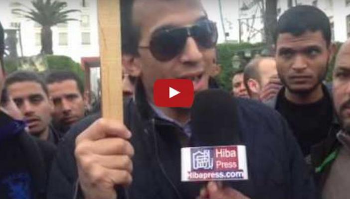 بالفيديو.. مُنشد مغربي يقود وقفة احتجاجية بسبب منعه من الغناء