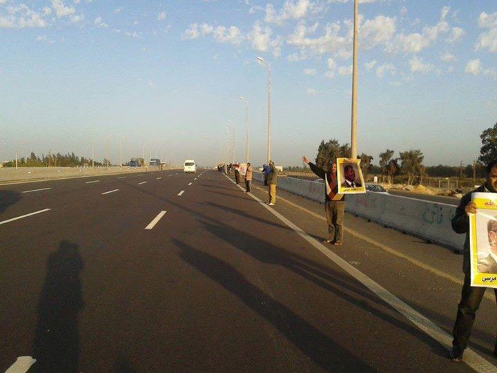 سلسلة بشرية في النوبارية للتنديد بجرائم الانقلاب