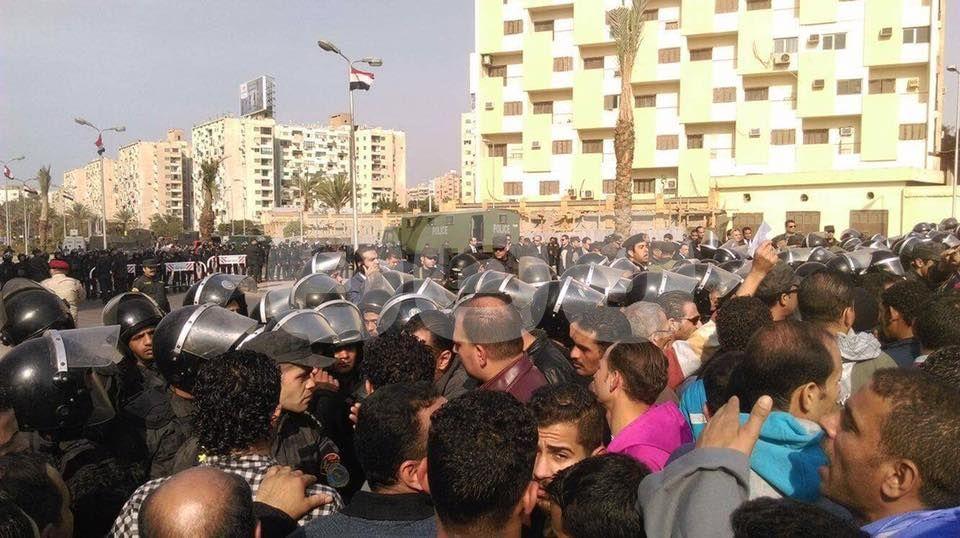 بالصور.. منع  مئات الأقباط  من حضور الجنازة الرسمية لضحايا “البطرسية”