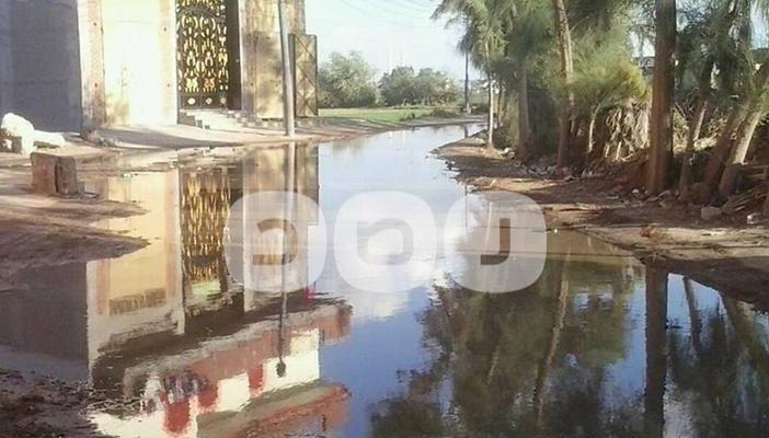 بالصور.. مياه الصرف تغرق أحياء المطرية بالدقهلية وتحاصر قرى حوش عيسى