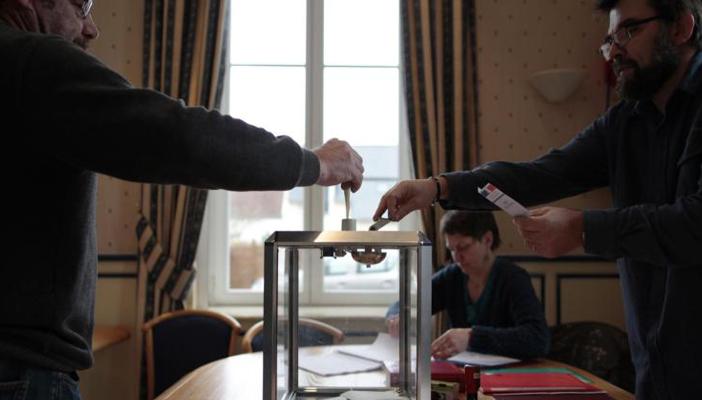 بدء الجولة الثانية من الانتخابات الفرنسية وسط تقدم لليمين المتطرف