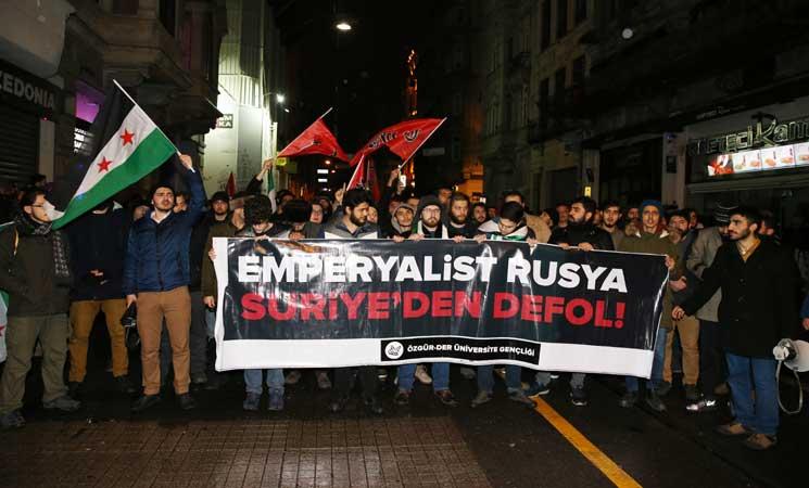 بالصور.. الأتراك يتظاهرون أمام السفارة الروسية احتجاجًا على قصف حلب