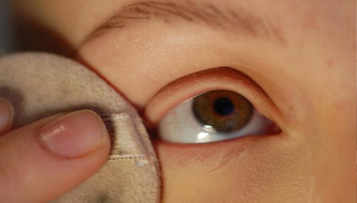 تعرفي على أسباب تساقط الرموش وكيفية علاجها