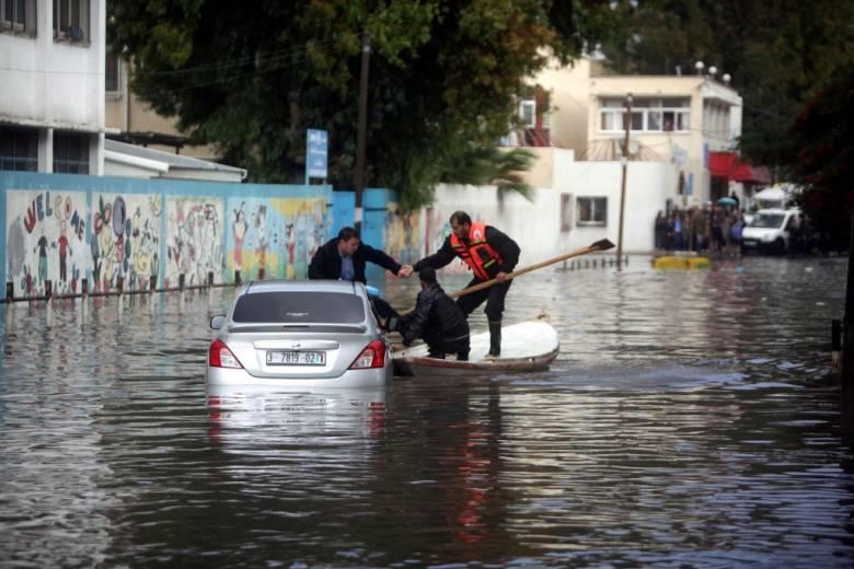 إسرائيل ترسل مساعدات لغزة للتصدي لموجة البرد والانقلاب يحاصرها