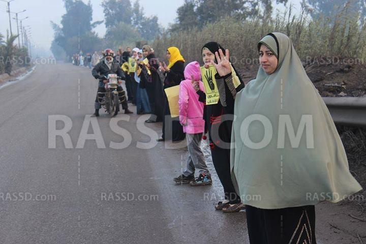 أبناء الدقهلية يواجهون الصقيع بأطول سلسلة بشرية ضد الانقلاب