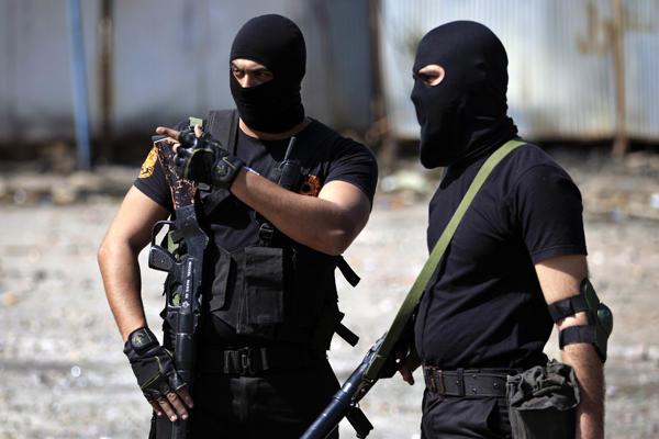 شرطي مصري يطلق النار على نفسة أثناء التحقيق معه