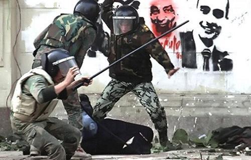 فيديو:”ست البنات”..حكاية فتاة فضحت عسكر مصر