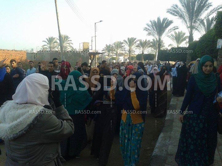 مسيرة لطالبات أزهر تفهنا.. من القطار حتى الجامعة