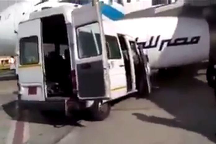 بالفيديو| لحظة تصادم ميكروباص بطائرة فى مطار القاهرة