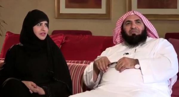 فيديو| داعية سعودي يدفع زوجته لخلع النقاب