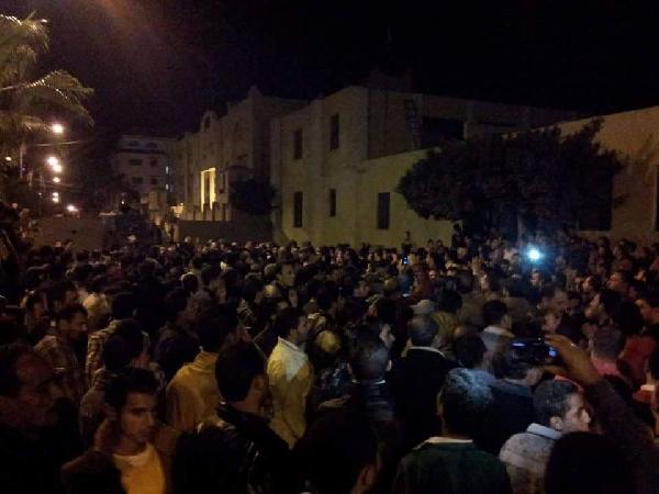 وقفة لأهالي الصياديين أمام قسم شرطة في الدقهلية