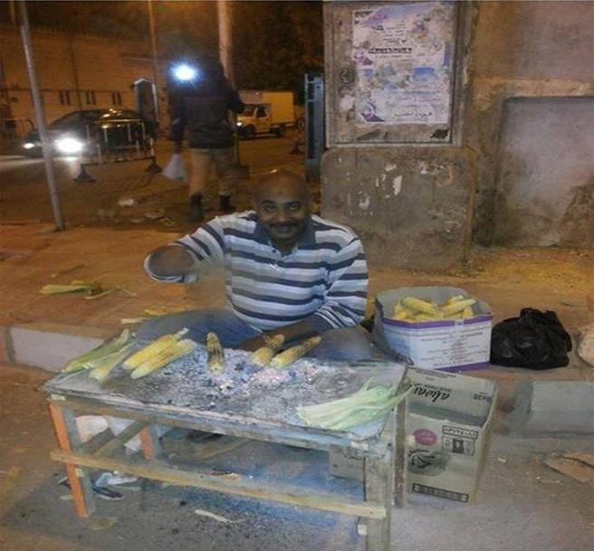 بعد تدهور السياحة.. مدير فندق يبيع “ذرة مشوي”