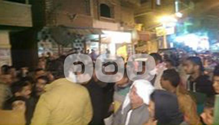 بالصور.. تجمهر أهالي الخطاطبة تنديدا بمقتل شاب والانفلات الأمني