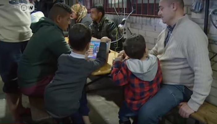 بالفيديو.. ألمانيا تُحول مطارا قديما إلى أكبر مأوى مؤقت للاجئين