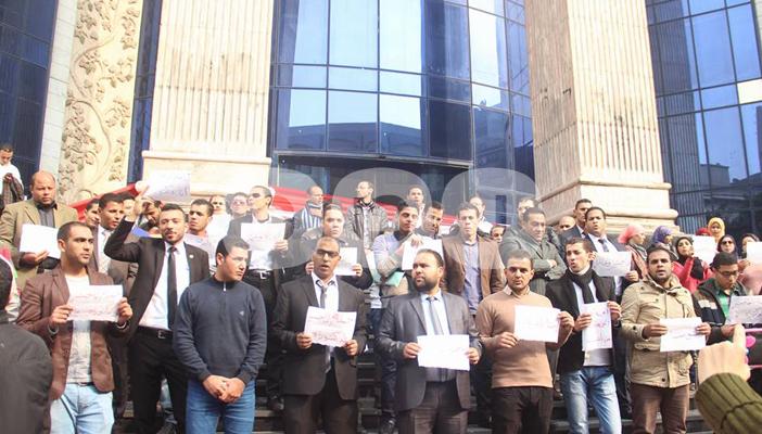 بالصور.. حملة الماجستير والدكتوراه يواصلون احتجاجاتهم