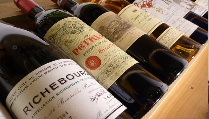 بعد ترخيص 6 مصانع لإنتاج الخمور..فيس بوك: مصانع الغزل تغلق والخمر تفتح