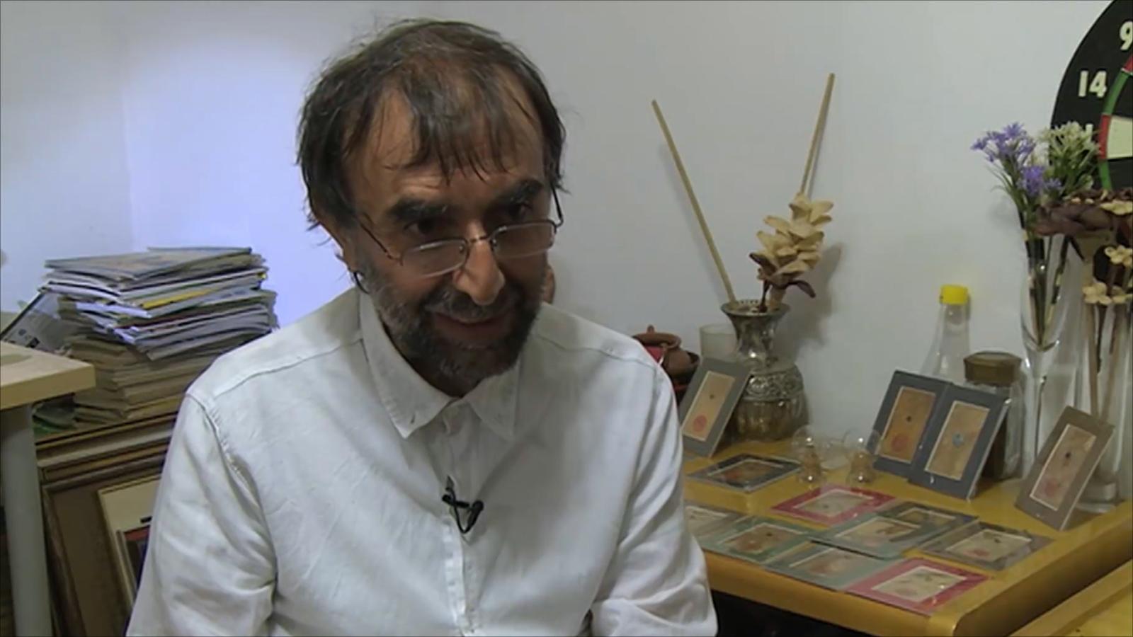 نحّات مجهري يخط أسماء الله الحسنى على “مسبحة” مستخدمًا 36 بذرة تين