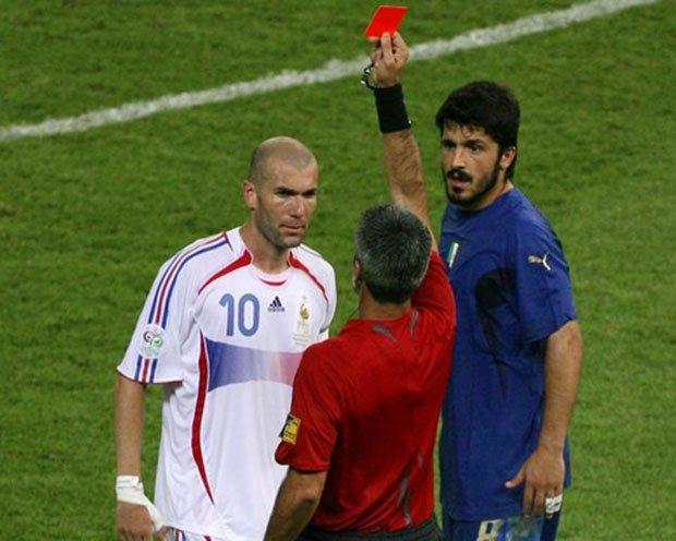 بالفيديو| أكثر 10حالات طرد مضحكة في مختلف ملاعب العالم