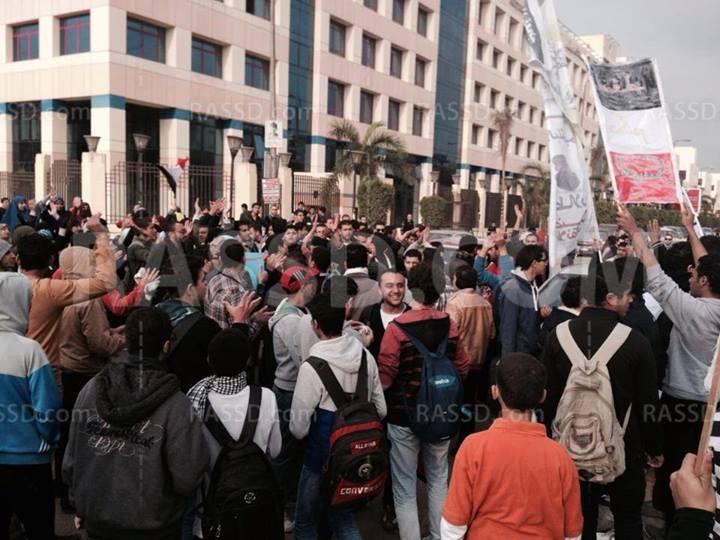 وقفة لطلاب الجامعات الخاصة ب6 أكتوبر رفضا لتقييد حرية الطلبة