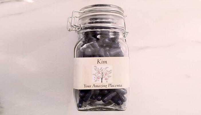 بالصور.. كيم كاردشيان تتناول مشيمتها بعد الولادة