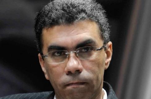 بلاغ للنائب العام ضد ياسر رزق بتهمة افشاء أسرار عسكرية