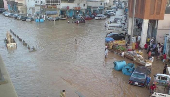 الأمطار الشديدة تتسبب في انقطاع الكهرباء و”مياه الشرب” عن مدن البحيرة