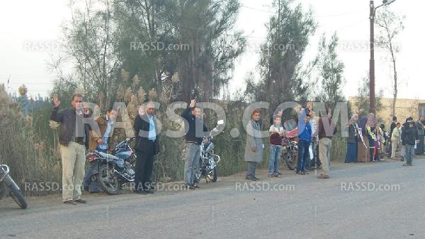 سلسلة بشرية لأهالي صان الحجر رفضاً للإنقلاب والدستور