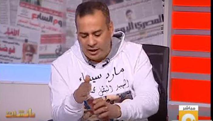 بالفيديو.. القرموطي يسكب على نفسه “منظف”.. ويصرخ: إحنا محتاجين تطهير