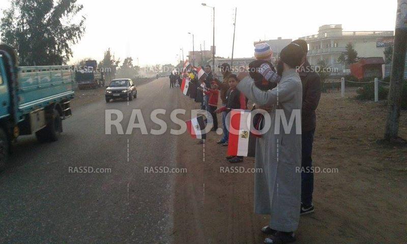 سلسلة بشرية بالمنصورة تطالب بالإفراج عن المعتقلين