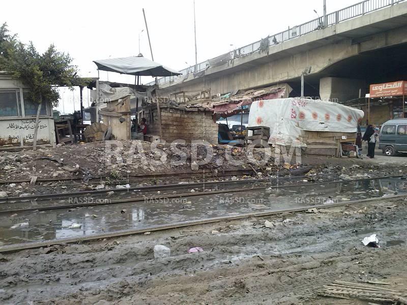 في مصر..قطار يسير في مياه الصرف وجرس مزلقان داخل كشك