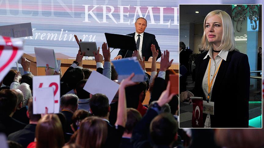 مراسلة الأناضول ترفع العلم “التركي” أمام “بوتين”