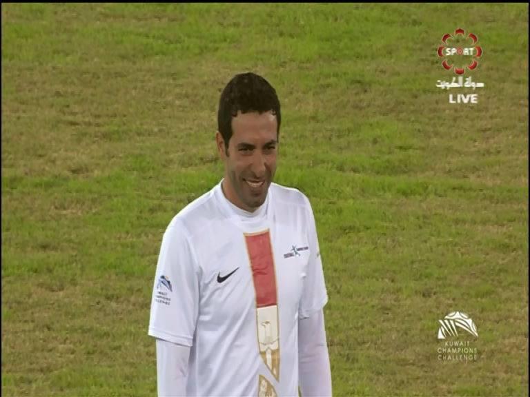 بالفيديو.. تشجيع حار لأبو تريكة في مباراة نجوم العالم