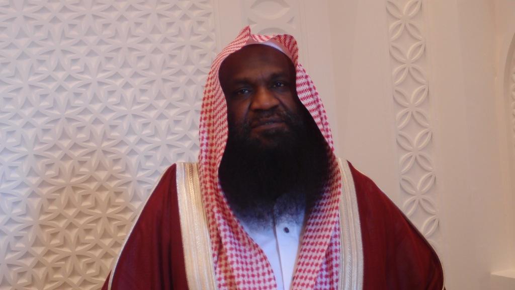 بالفيديو.. إمام الحرم المكي الأسبق يظهر في جلسة طرب