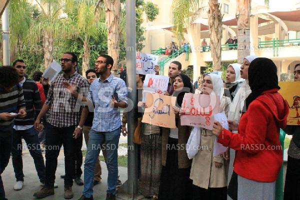 وقفة لطلاب جامعة مصر الدولية ضد الانقلاب