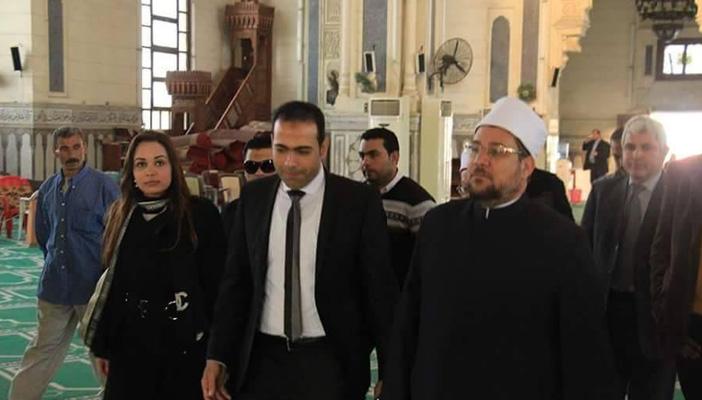 نائبة بورسعيد في المسجد دون حجاب.. وفيس بوك: هيلاري كلينتون لم تفعلها