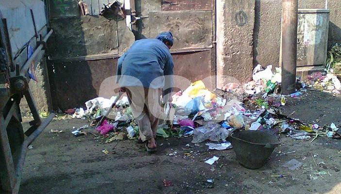 بالصور.. القمامة تغزو أسيوط.. والمسؤولون: لا نجد عمالة