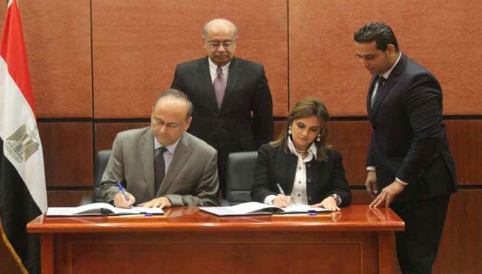 اقتصاديون: الحكومة تنعش خزائنها بـ”التسول”