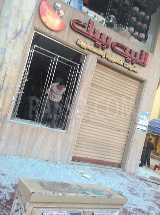 البلطجية والشرطة يحطمون محلات للإخوان بدمياط