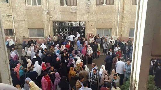 العاملون بمستشفى كفر الدوار يتظاهرون لصرف بدل العدوى