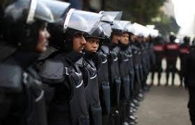 عمال نسيج المحلة يفضون وقفتهم عقب استدعاء الشرطة