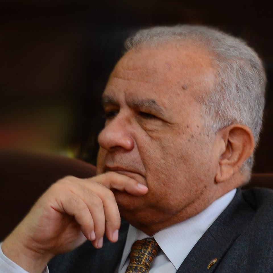 حازم حسني: الملك يسير عاريًا ومن يرى عكس ذلك “معتوه”