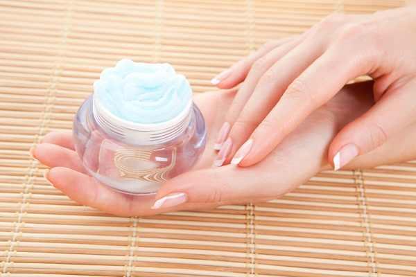 كيف تعالجين جفاف البشرة وتشقق اليدين في الشتاء؟